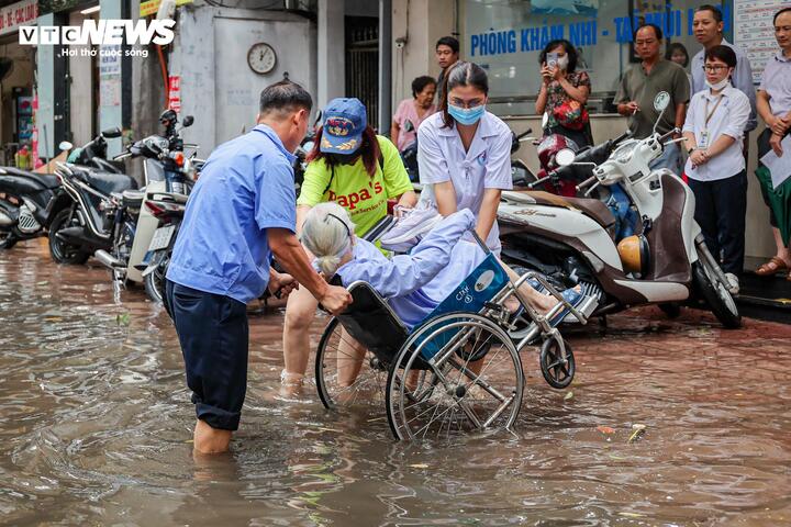 Mưa lớn trút xuống, người dân đi lại khó khăn - 10