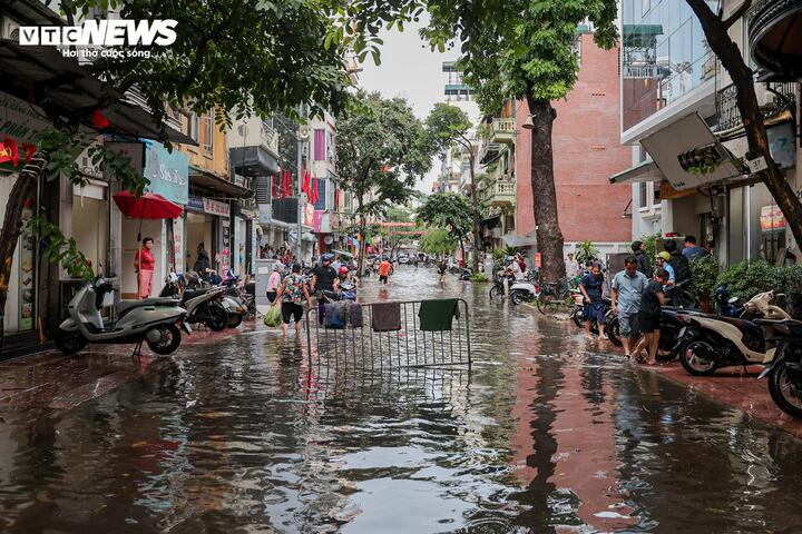 Tại phố Hòe Nhai (phường Ba Đình), nước cũng nhanh chóng dềnh lên sau cơn mưa lớn.