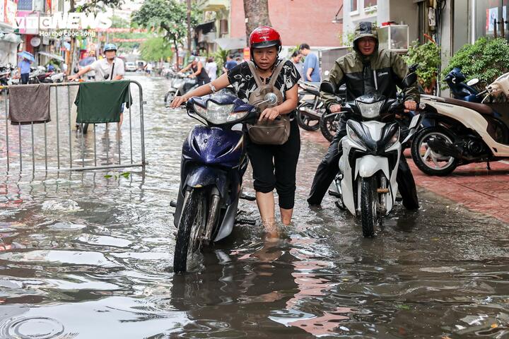 Mưa lớn trút xuống, người dân đi lại khó khăn - 6