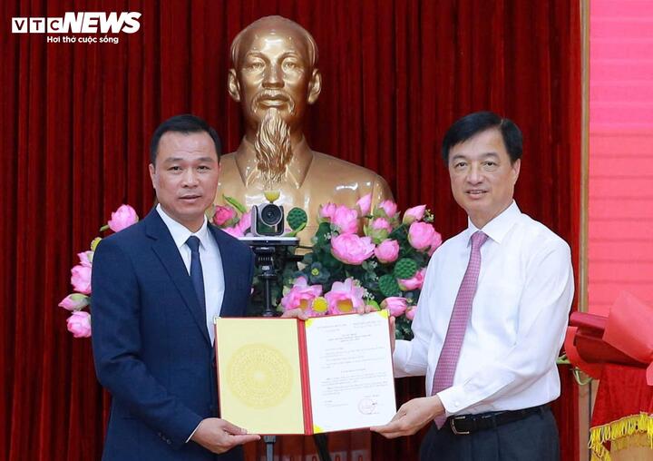 Ông Nguyễn Duy Ngọc - Uỷ viên Bộ Chính trị, Trưởng Ban Tổ chức Trung ương trao quyết định của Ban Bí thư cho Thiếu tướng Tô Anh Dũng