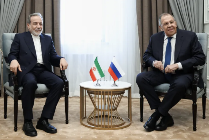 Ngoại trưởng Nga Sergey Lavrov (phải) và người đồng cấp Iran, Abbas Araghchi, gặp nhau trong cuộc họp SCO tại Kyrgyzstan vào ngày 24/7.