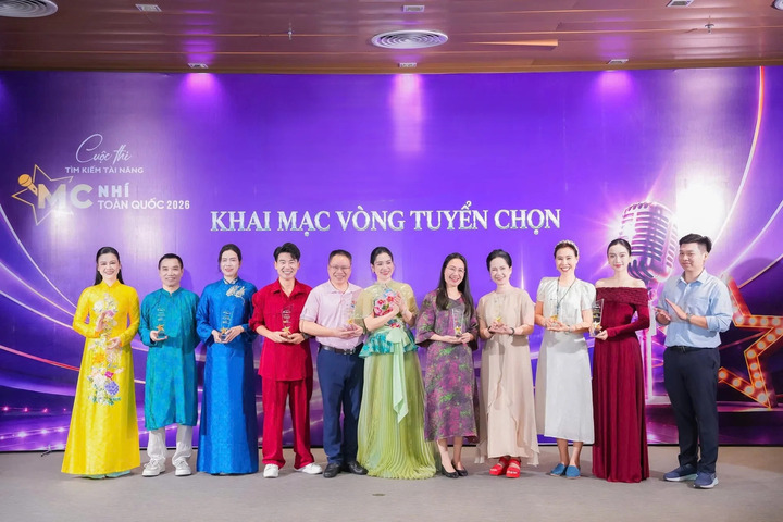 Các nghệ sĩ đồng hành với cuộc thi.