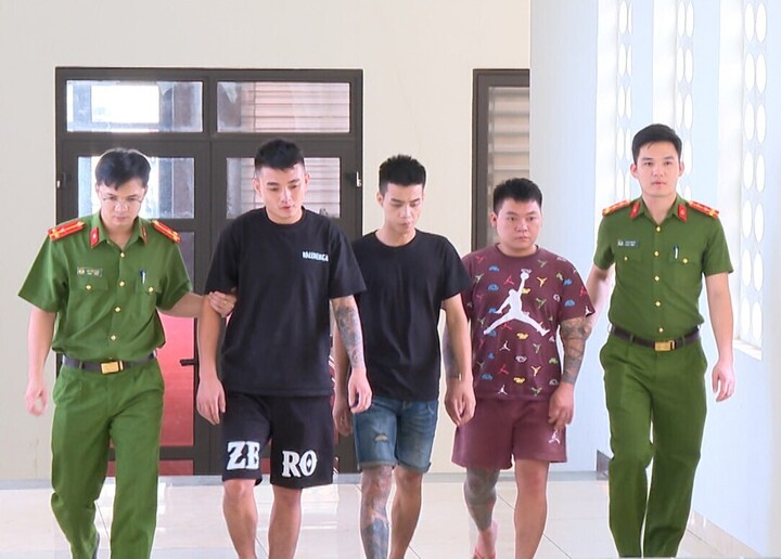 Lê Phạm Minh Vũ; Nguyễn Đình Kiên và Lê Danh Vũ tại cơ quan công an. (Ảnh: Công an Thanh Hóa)
