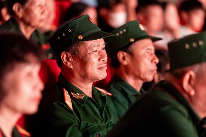 Khi những chứng nhân lịch sử đắm chìm trong 'Đất nước thiên hùng ca' - 1