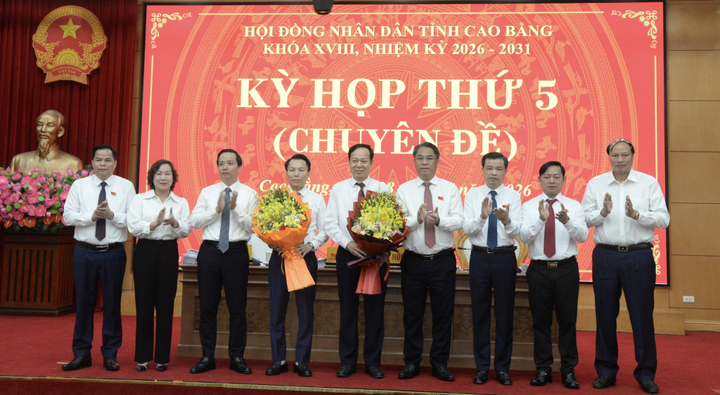 Lãnh đạo tỉnh Cao Bằng tặng hoa chúc mừng tân Phó Chủ tịch UBND tỉnh Lương Tuấn Hùng và Bí thư Đảng ủy phường Thục Phán Vũ Đình Quang. (Ảnh: baocaobang.vn)