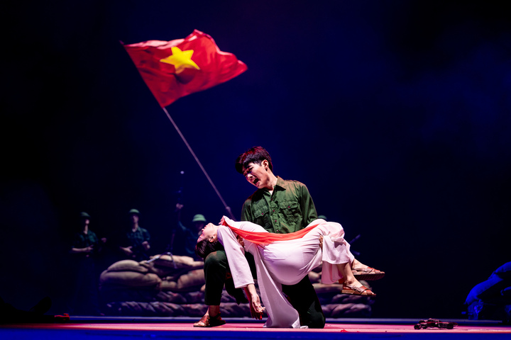 Khi những chứng nhân lịch sử đắm chìm trong 'Đất nước thiên hùng ca' - 4