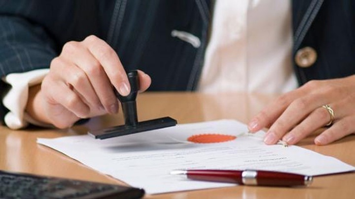 Nếu bỏ công chứng nhà đất, người mua sẽ đối mặt với nhiều rủi ro. (Ảnh minh hoạ).