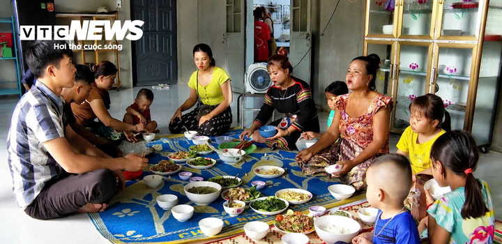 Bữa cơm nhà bà H‘Tum Niê đông đủ các thành viên trong gia đình.