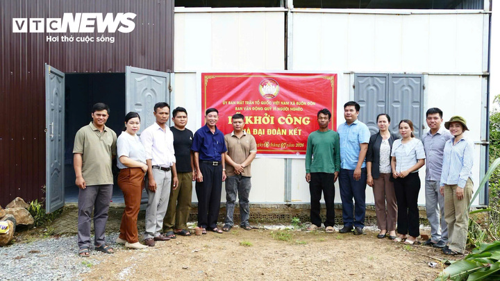 Khởi công nhà đại đoàn kết để trao cho các hoàn cảnh khó khăn.