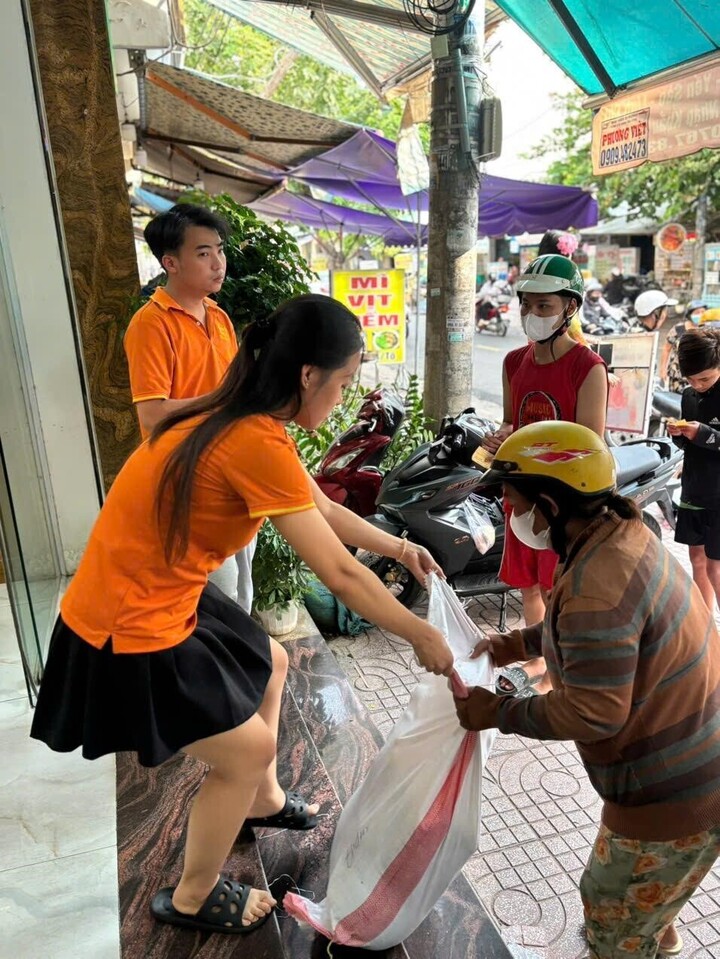 Thành viên Ganghan Vina trao các phần hỗ trợ đến người dân trong một hoạt động sẻ chia tại địa phương.