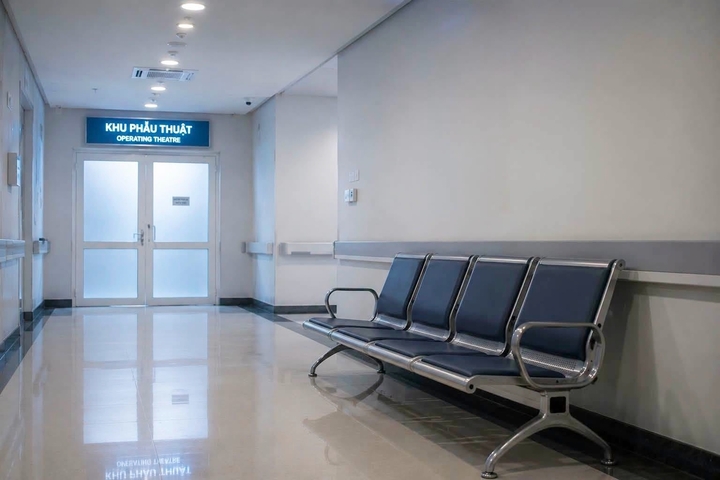 Dãy ghế ngoài phòng mổ ám ảnh bác sĩ hơn mọi ca phẫu thuật. (Ảnh minh hoạ: BSCC)