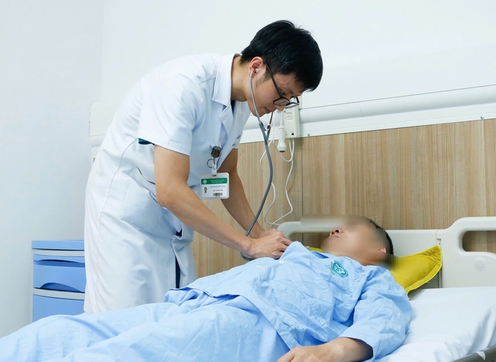 TS.BS Bùi Nguyên Tùng thăm khám cho người bệnh. (Ảnh: Thành Dương)