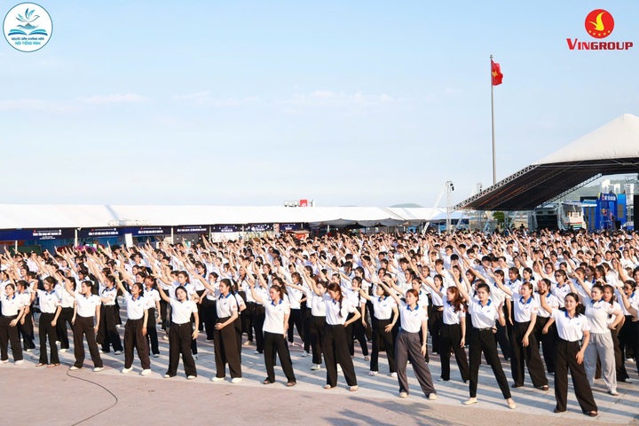 3.000 người đồng diễn Flashmob tại ”Ngày hội tiếng Anh tỉnh Khánh Hòa“- sự kiện tiếng Anh cộng đồng thu hút hơn 10.000 người tham gia. (Ảnh: VinUni)