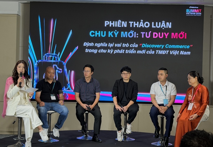 Các diễn giả trao đổi về xu hướng phát triển mới của thương mại điện tử tại TikTok Shop Vietnam Summit 2026.