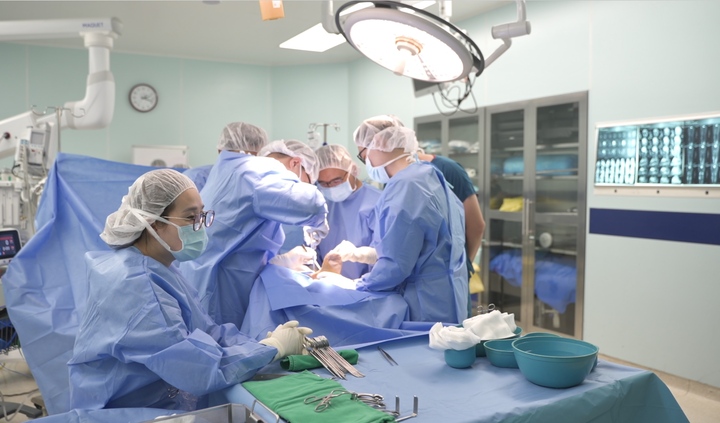 Ê-kíp Vinmec thực hiện ca phẫu thuật thay thế toàn bộ xương sên đã hỏng bằng xương nhân tạo làm từ vật liệu Titanium in 3D cá thể hóa.
