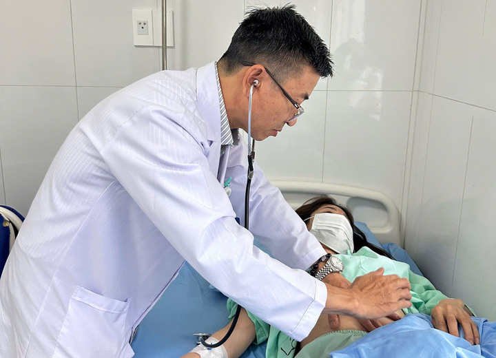 Bác sĩ thăm khám cho bệnh nhân tại Bệnh viện Đa khoa tỉnh Lâm Đồng (Ảnh: Báo Lâm Đồng)