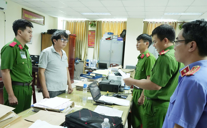 Công an đọc quyết định khởi tố Vương Lê Anh Tú. (Ảnh: CQĐT).