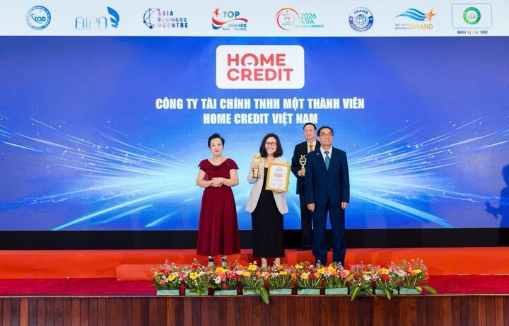 Bà Hồ Thị Phương Uyên, Trưởng phòng Tiếp thị Thương hiệu và Sản phẩm, đại diện Home Credit Việt Nam nhận giải Top 10 Thương hiệu hàng đầu châu Á - Thái Bình Dương 2026.