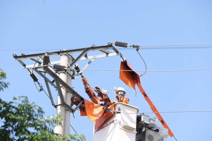 Lực lượng sửa chữa điện nóng EVNNPC thi công trực tiếp trên lưới điện 22kV giữa cao điểm nắng nóng.