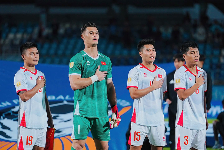 Patrik Lê Giang (áo xanh) cho biết khoảnh khắc quốc ca vang lên rất đặc biệt. (Ảnh: Patrik Lê Giang/Facebook)