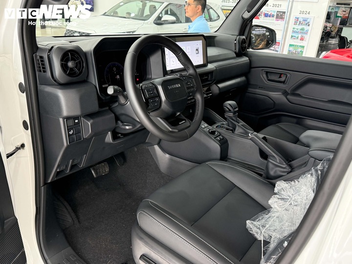 Khoang l&aacute;i Land Cruiser FJ được thiết kế theo phương ngang, trang bị m&agrave;n h&igrave;nh giải tr&iacute; 12,3 inch v&agrave; m&agrave;n h&igrave;nh đồng hồ kỹ thuật số 7 inch, ưu ti&ecirc;n khả năng quan s&aacute;t v&agrave; thao t&aacute;c của người l&aacute;i. (Ảnh: PT)