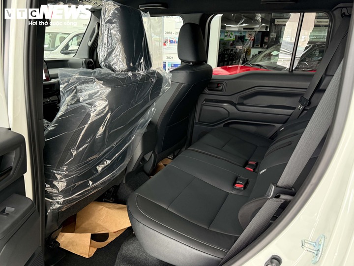 H&agrave;ng ghế thứ hai của Land Cruiser FJ c&oacute; thể trượt, điều chỉnh độ ngả v&agrave; gập linh hoạt để tối ưu kh&ocirc;ng gian sử dụng. (Ảnh: PT)