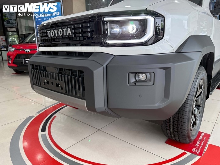Phần đầu xe Land Cruiser FJ nổi bật với d&ograve;ng chữ TOYOTA thay cho logo truyền thống, kết hợp thiết kế vu&ocirc;ng vức đặc trưng của d&ograve;ng SUV địa h&igrave;nh. (Ảnh: PT)