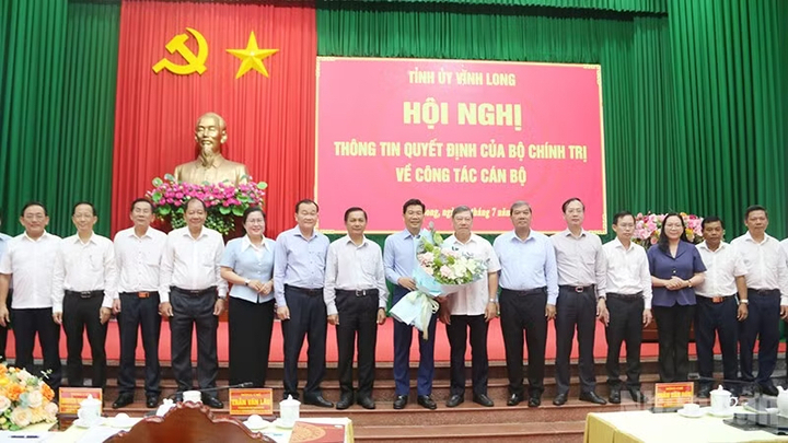Ông Nguyễn Mạnh Hùng (giữa), Ủy viên Trung ương Đảng, Phó Bí thư Thường trực Tỉnh ủy Vĩnh Long chụp ảnh lưu niệm cùng các đồng chí cán bộ lãnh đạo chủ chốt của tỉnh Vĩnh Long.