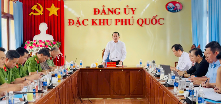 Bí thư đặc khu Phú Quốc Đinh Văn Nơi chủ trì buổi làm việc. (Ảnh: Khánh Hoàng)