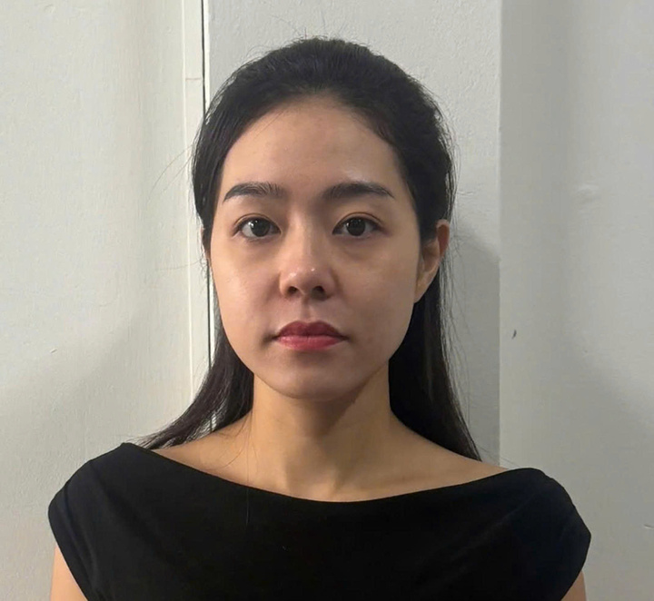 Phạm Thị Kim Xuyến, chủ mưu vụ bán hàng giả tại Phú Quốc, đến Công an tỉnh An Giang đầu thú sau thời gian lẩn trốn.
