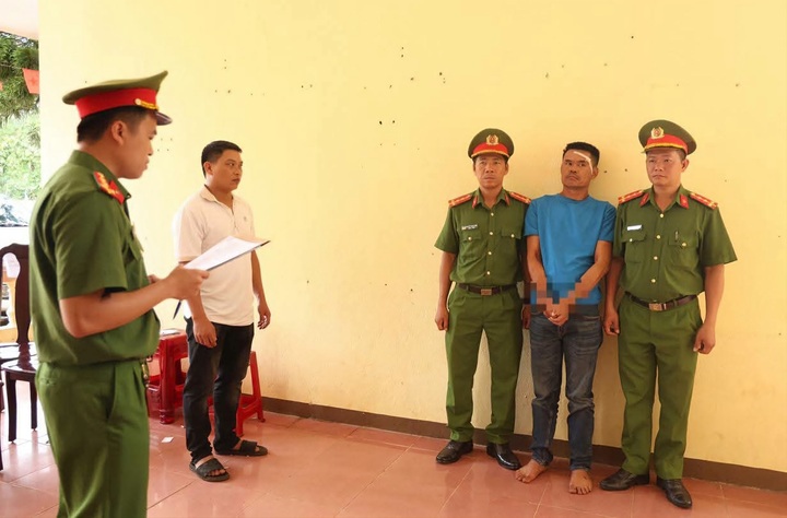 Lực lượng chức năng đang thi hành lệnh giữ người trong trường hợp khẩn cấp đối với Trần Hoàng Diệu. (Ảnh: Công an Quảng Trị)