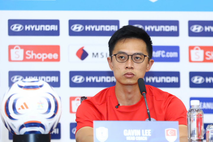 HLV trưởng đội tuyển Singapore - ông Gavin Lee.