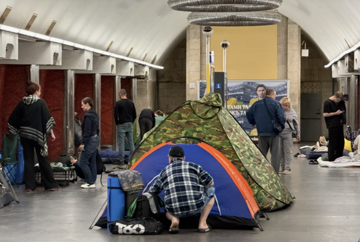 Người dân tìm nơi trú ẩn tại ga tàu Palats Ukraina ở thủ đô Kiev, Ukraine. (Ảnh: Kyiv Independent)