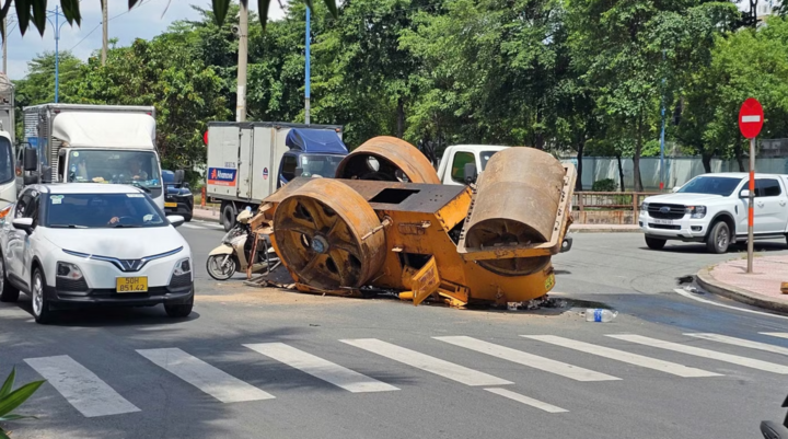 xe lu 17264523 - Xe lu rơi khỏi xe tải, người đi đường tho&aacute;t nạn trong gang tấc