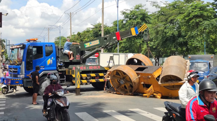 xe lu 2 17280729 - Xe lu rơi khỏi xe tải, người đi đường tho&aacute;t nạn trong gang tấc
