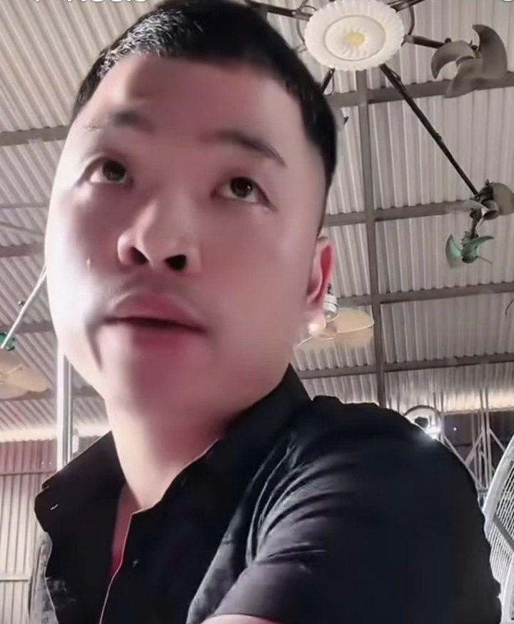 Nguyễn Văn Hợi (thường gọi là Khánh “Sky”) liên tục phát trực tiếp (livestream) tại nhà ông Trần Đình Tiệp. (Ảnh căt từ clip).