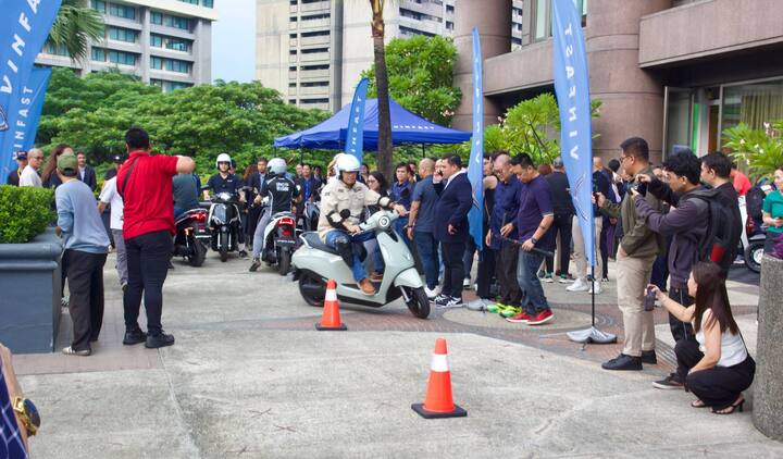 Sự kiện ra mắt xe máy điện VinFast tại Philippines thu hút đông đảo giới truyền thông và đối tác tới trải nghiệm.