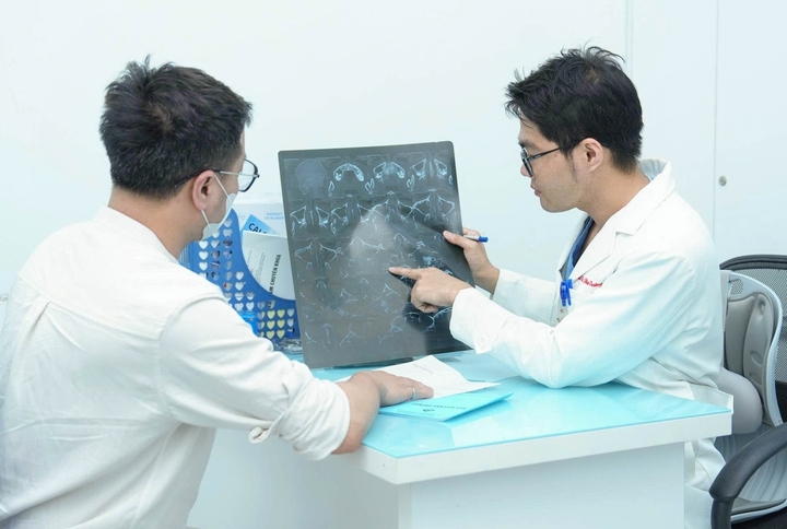ThS.BS Phạm Thanh Thưởng giải thích tình trạng bệnh của trẻ cho phụ huynh.