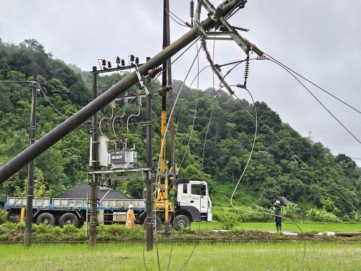 Cán bộ nhân viên EVNNPC bám sát hiện trường, khắc phục sự cố lưới điện trong điều kiện thời tiết, địa hình phức tạp.