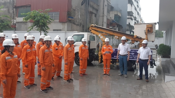 Lãnh đạo tại các đơn vị phổ biến nội dung công việc, nhận diện mối nguy và biện pháp an toàn trước khi thực hiện nhiệm vụ.