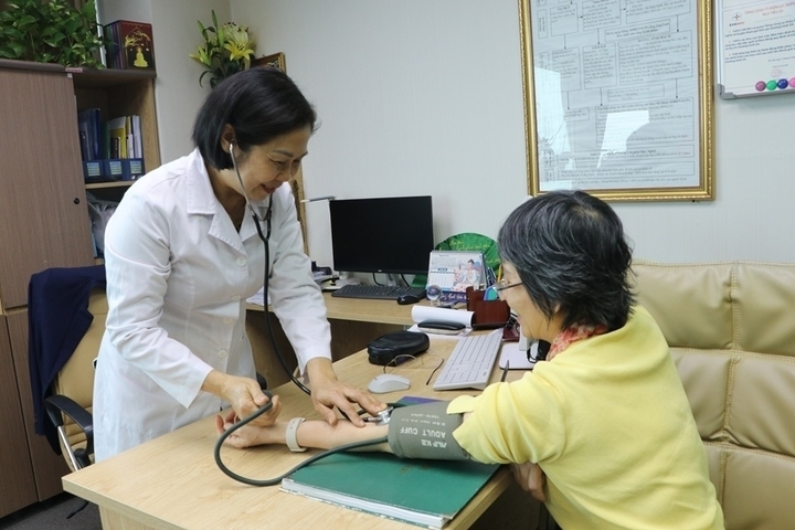 Công tác chăm sóc, theo dõi sức khỏe người lao động được EVNNPC chú trọng, góp phần bảo đảm điều kiện thực hiện nhiệm vụ an toàn.
