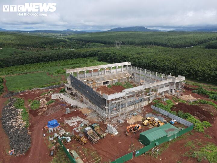 Dự án Nhà thi đấu và hạ tầng kỹ thuật thuộc Trung tâm Văn hóa huyện Ea H‘Leo (nay thuộc xã Ea Drăng) có tổng mức đầu tư 25 tỷ đồng từ ngân sách địa phương, bị nứt gãy một phần kết cấu dầm sàn mái khi công trình đang thi công, buộc phải tháo dỡ để đảm bảo an toàn.