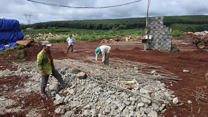 Công nhân đang thu gom vật liệu, dọn dẹp hiện trường.