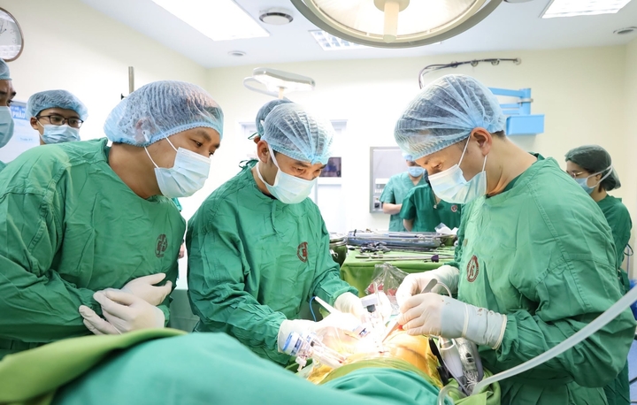 Ca ghép do các bác sĩ Bệnh viện Việt Nam - Thụy Điển Uông Bí thực hiện với sự hỗ trợ, giám sát chuyên môn của các chuyên gia Bệnh viện Hữu nghị Việt Đức. (Ảnh: BVCC)