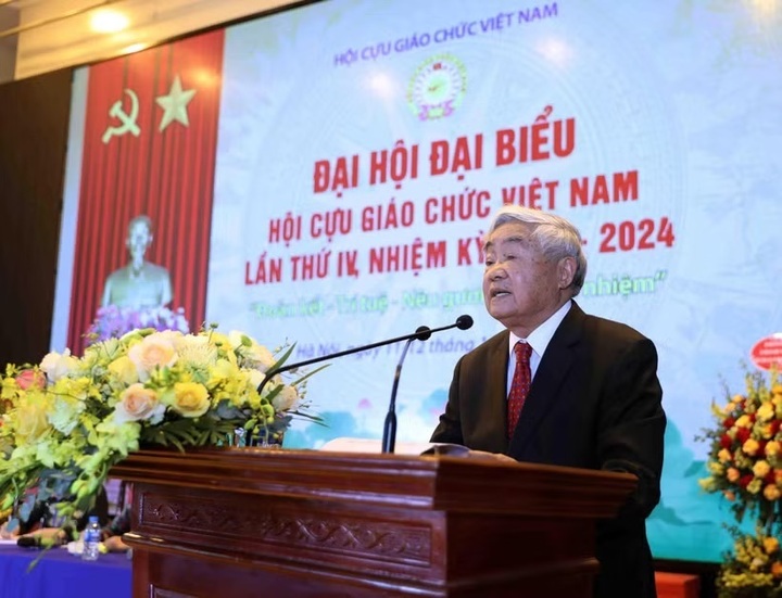 Giáo sư Phạm Minh Hạc phát biểu tại đại hội Cựu giáo chức Việt Nam lần thứ IV. (Ảnh: Thanh Tùng/TTXVN)