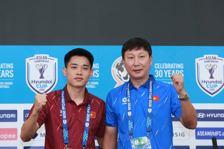 HLV Kim Sang-sik và Nguyễn Đình Bắc.