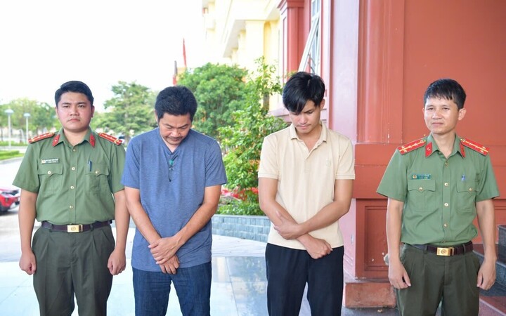 Ân và Cường (từ trái sang phải) thời điểm bị bắt giữ. (Ảnh: CACC)