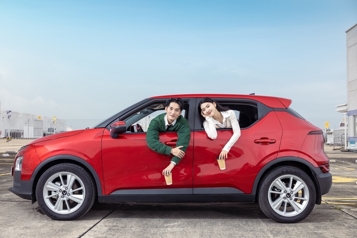 Tạm biệt nỗi sợ 'lùi chuồng', đỗ xe, chị em tự tin làm chủ vô lăng VinFast VF 5 - 2