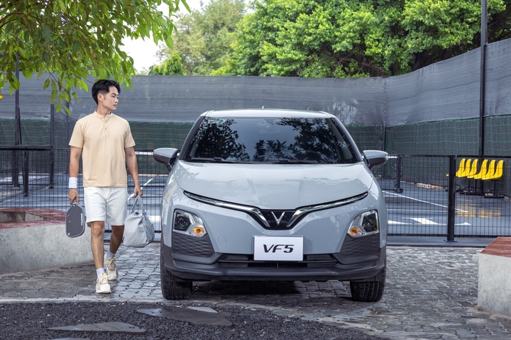 Tạm biệt nỗi sợ 'lùi chuồng', đỗ xe, chị em tự tin làm chủ vô lăng VinFast VF 5 - 3