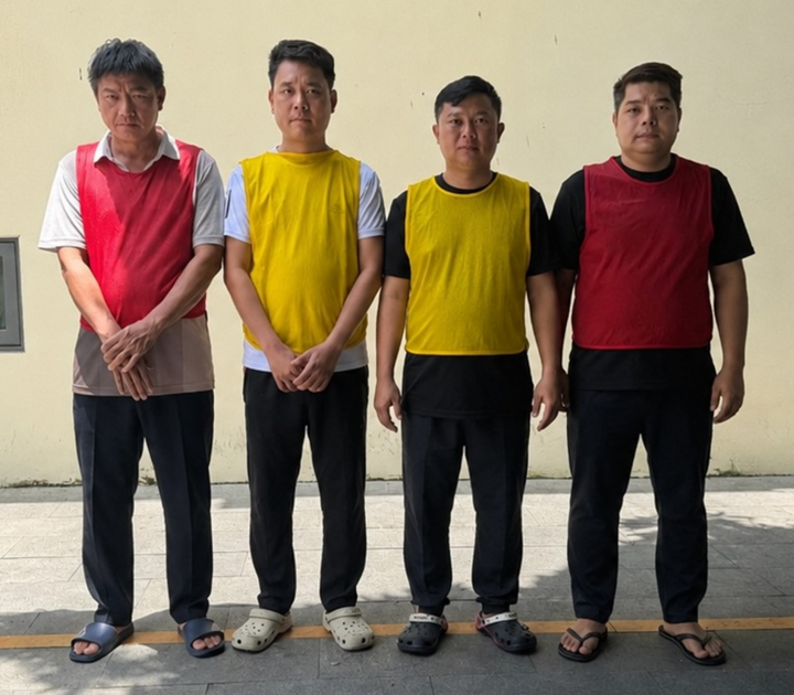 4 đối tượng đóng vai trò “Master”: Lê Thanh Hiếu, Nguyễn Văn Thơm, Nguyễn Tấn Đức và Huỳnh Minh Toàn tại cơ quan Công an. (Ảnh: CACC)